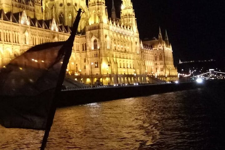 Budapest: 1-Hour Highlights Cruise with Welcome Drink
