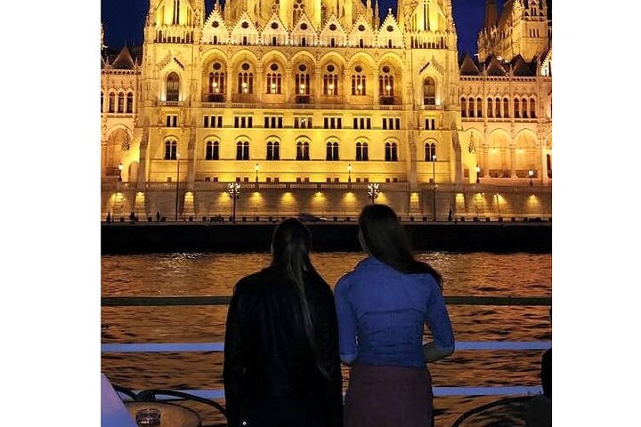 Budapest: 1-Hour Highlights Cruise with Welcome Drink