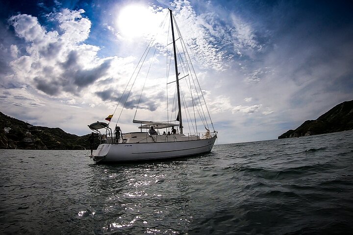 Sailing to Tayrona with Luis and his team: Unique!