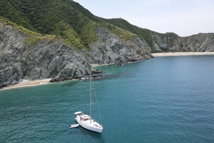 Sailing to Tayrona with Luis and his team: Unique!