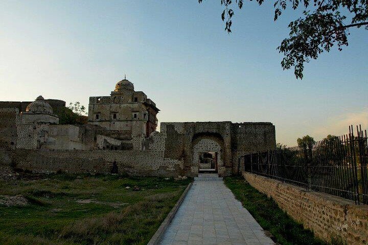 From Lahore: Katas Raj Temple, Khewra Salt Mines & Kalar Kahar Day Trip