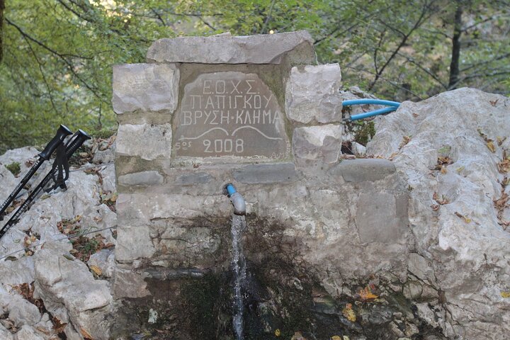Vikos Gorge crossing hiking from Monodentri to Vikos village