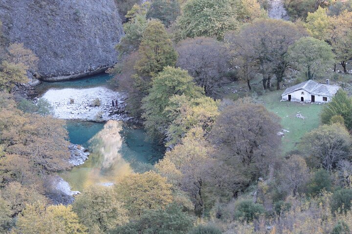 Vikos Gorge crossing hiking from Monodentri to Vikos village