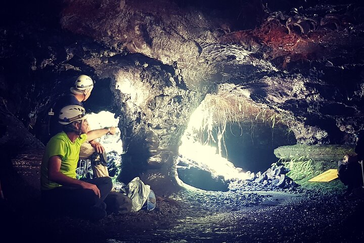Guided tour of the 2004 lava tunnels