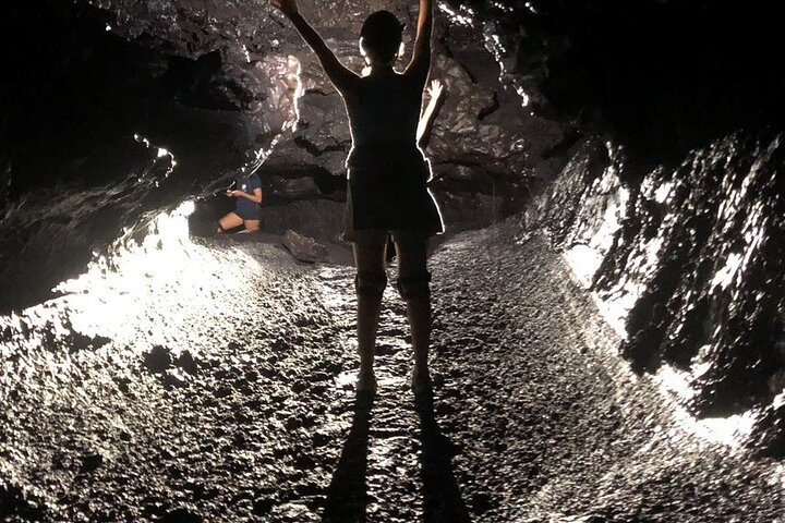 Guided tour of the 2004 lava tunnels