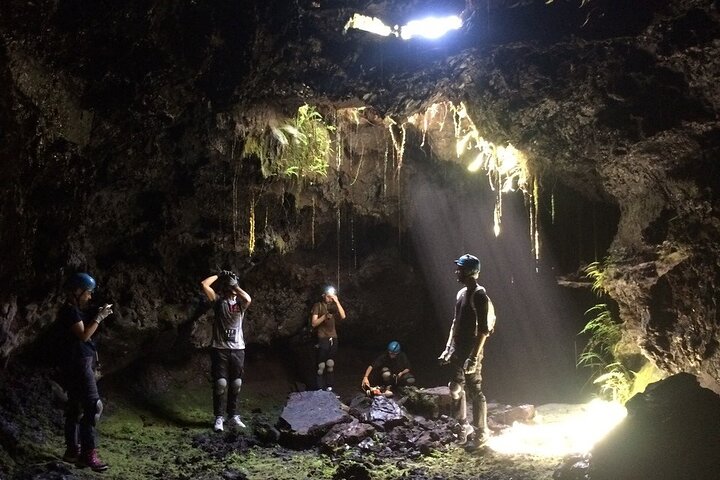 Guided tour of the 2004 lava tunnels