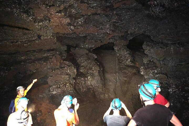 Guided tour of the 2004 lava tunnels