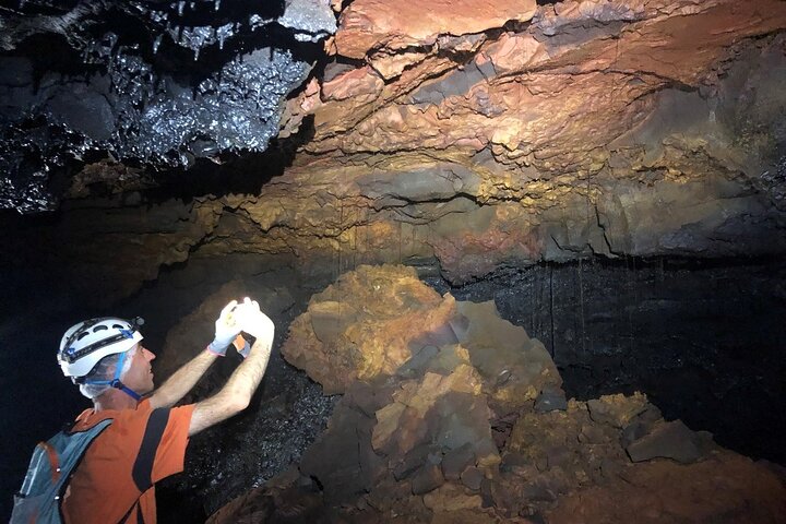 Guided tour of the 2004 lava tunnels