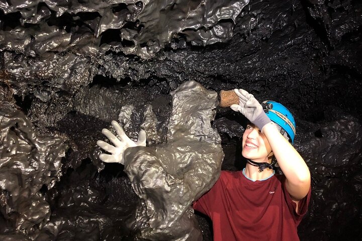 Guided tour of the 2004 lava tunnels