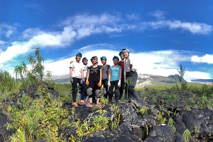 Guided tour of the 2004 lava tunnels