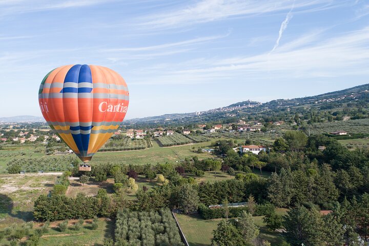 Professional hot air balloon rides at Assisi, Trasimeno in Umbria