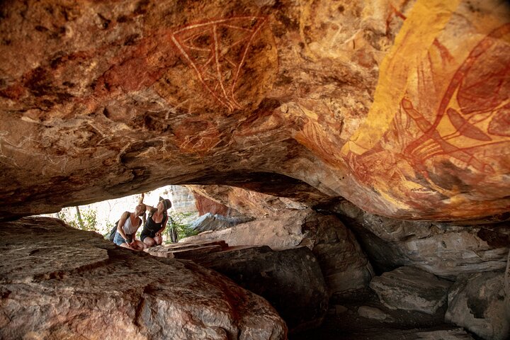Arnhem Land Yingana Injalak Hill Full Day Tour from Jabiru