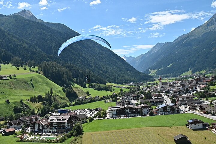 Tandem paragliding in the Stubai Valley near Innsbruck