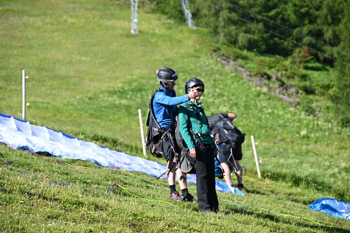 Tandem paragliding in the Stubai Valley near Innsbruck