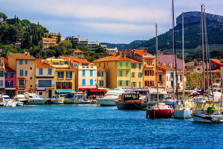 5-Hour Private Sightseeing Tour of the Provence from Marseille in Luxury Car