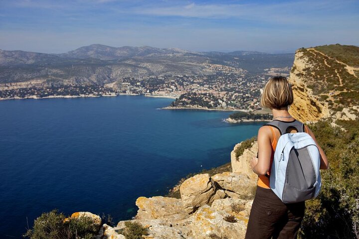 5-Hour Private Sightseeing Tour of the Provence from Marseille in Luxury Car