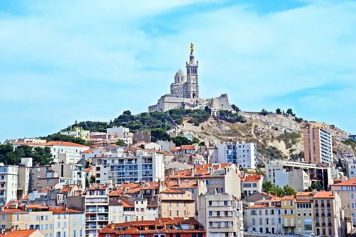 5-Hour Private Sightseeing Tour of the Provence from Marseille in Luxury Car