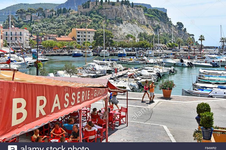 5-Hour Private Sightseeing Tour of the Provence from Marseille in Luxury Car