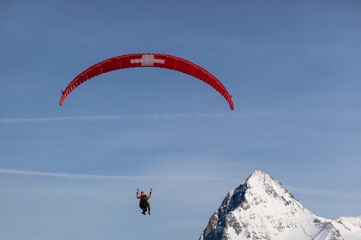 Mürren: Paragliding over the Lauterbrunnen Valley