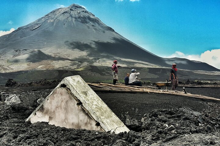 Hiking to Petit Pico and the Crater of 2014