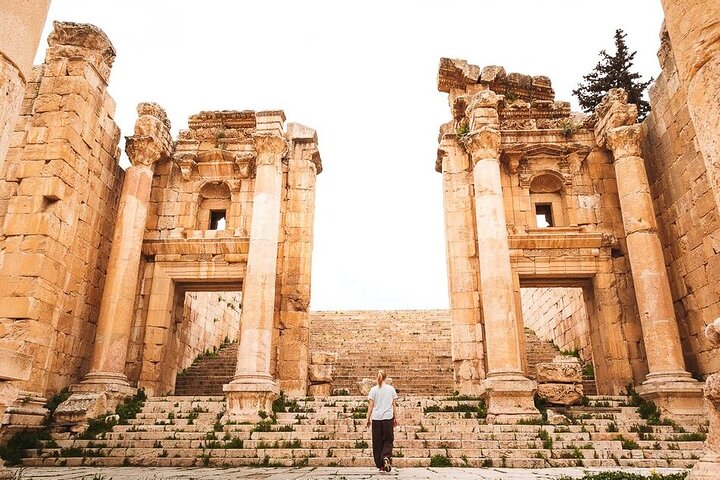 Jerash and Dead Sea with Resort Access & Lunch