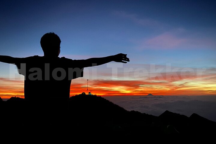 Mt Rinjani Trekking 2 Days 1 Night (Senaru Crater Rim)