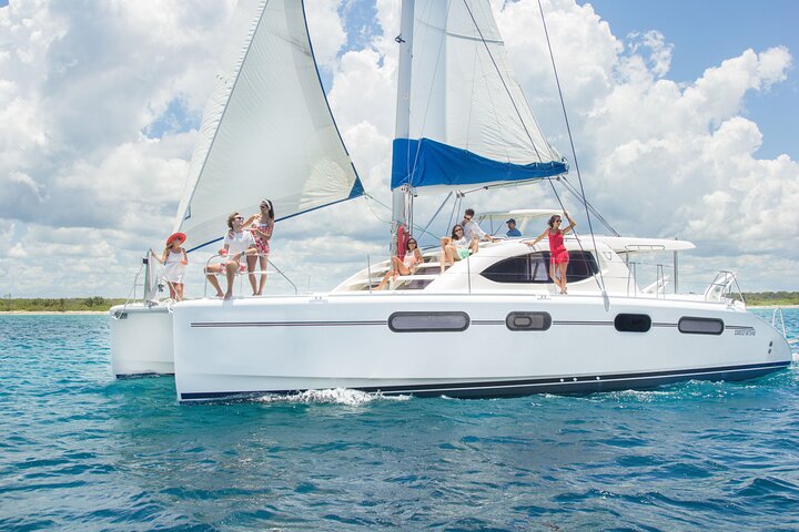 Half-Day Luxury Sailing Experience in Tulum with Open Bar