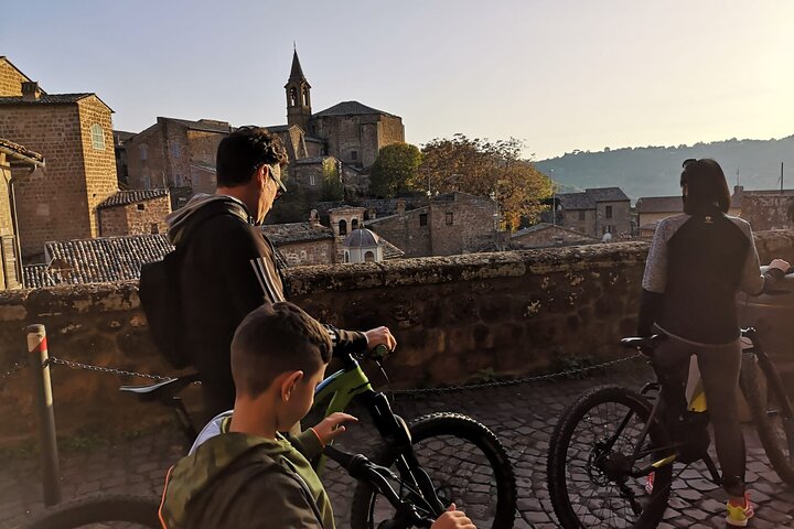 E-bike tour in Orvieto in small group: history, culture with lunch or dinner