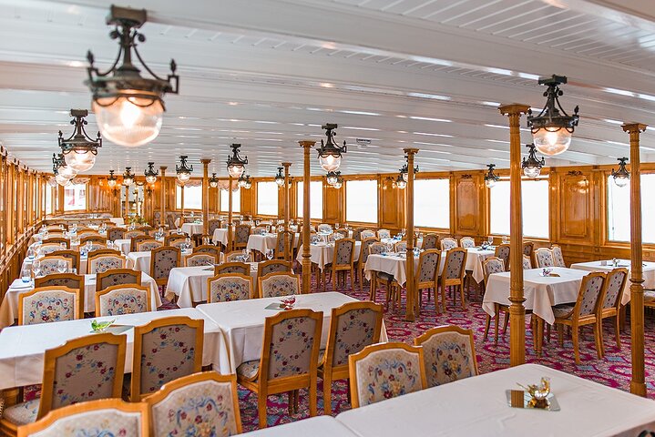 Round trip cruise from Lausanne to Chillon