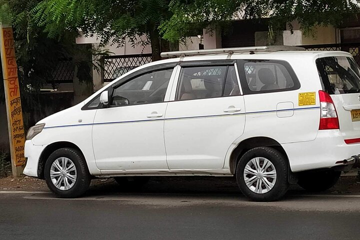 Private One-Way Transfer: Jodhpur to Jaisalmer by AC Car