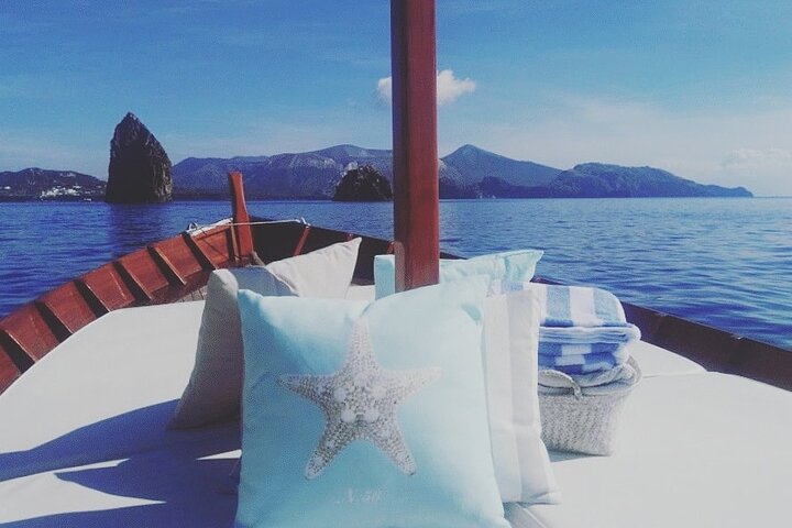 Discovering Lipari by boat (Private tour)