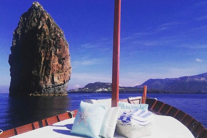 Discovering Lipari by boat (Private tour)