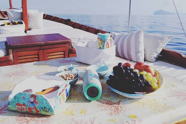 Discovering Lipari by boat (Private tour)