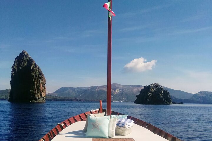 Discovering Lipari by boat (Private tour)