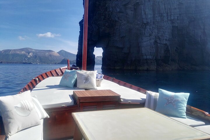 Discovering Lipari by boat (Private tour)