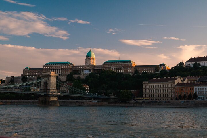 Budapest: 1-Hour Highlights Cruise with Welcome Drink
