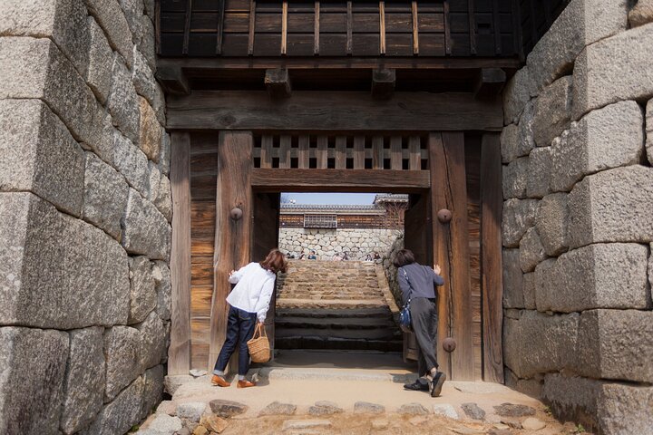 [Town walk] Stroll around Matsuyama Castle and enjoy local shopping