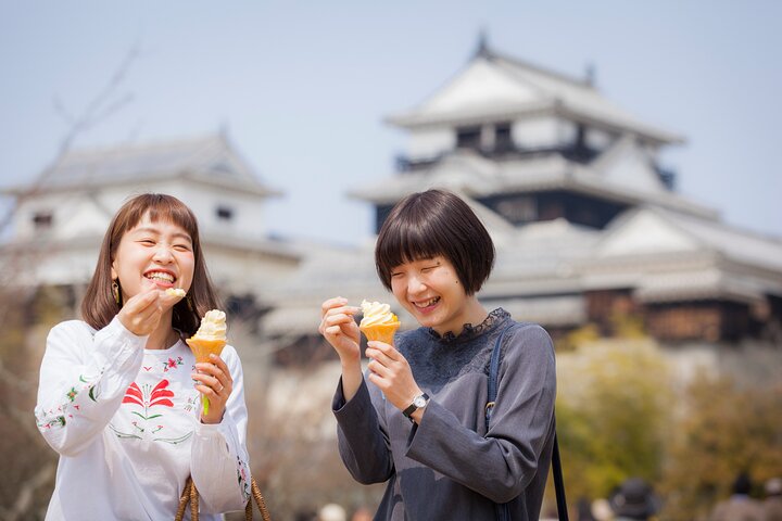 [Town walk] Stroll around Matsuyama Castle and enjoy local shopping