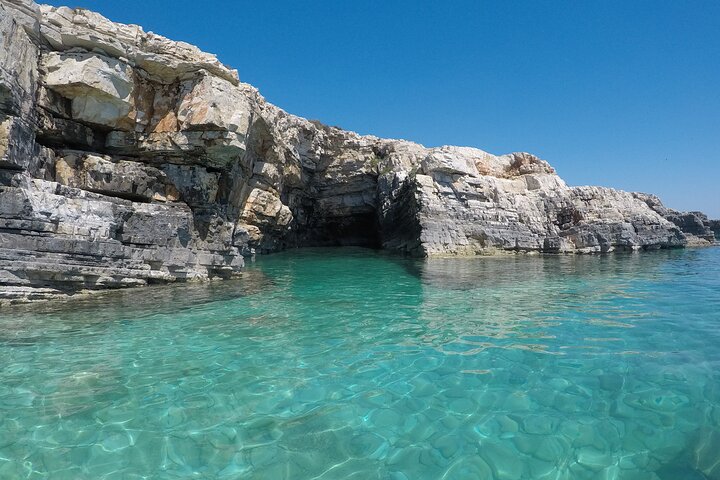 Medulin: All-Inclusive Pirate Boat Tour to Kamenjak Cave & Levan
