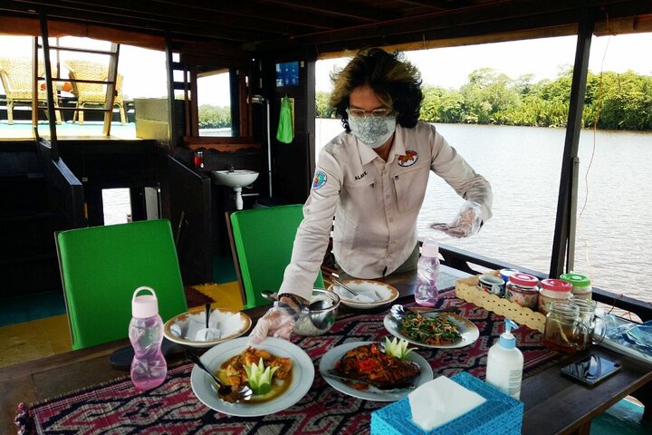 3ns Private Orangutan and Bornean Primates Kelotok Tour