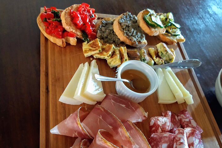 Montalcino: Brunello Wine Tasting & Lunch in a Tuscan Castle
