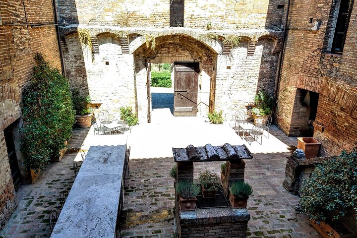 Montalcino: Brunello Wine Tasting & Lunch in a Tuscan Castle