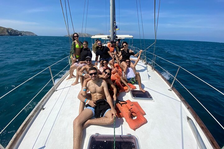 Sailing to Tayrona with Luis and his team: Unique!