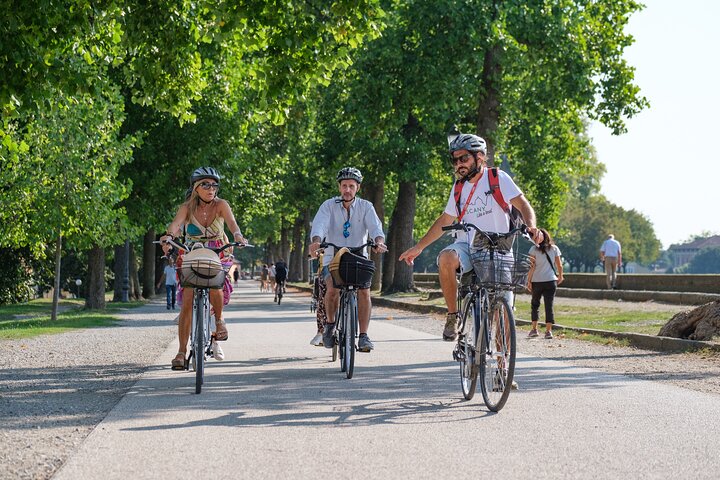 Lucca Bikes and Bites with food tastings for Small Groups or Private