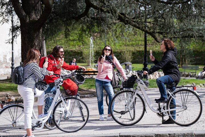 Lucca Bikes and Bites with food tastings for Small Groups or Private