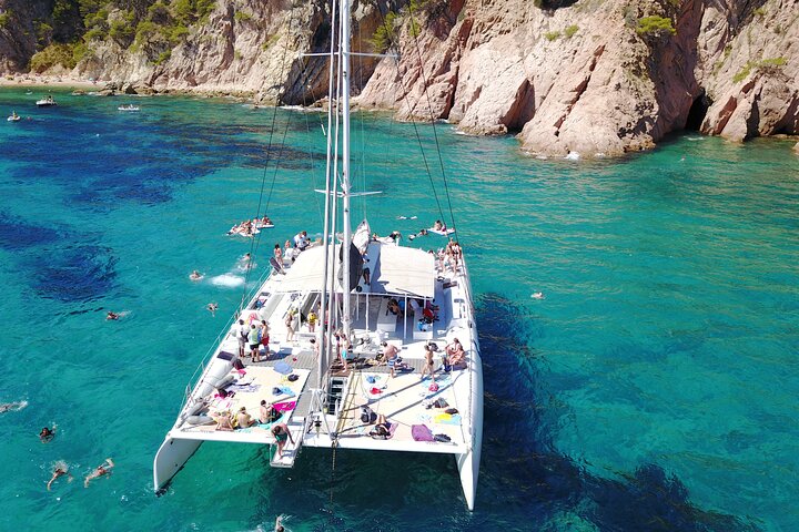Catamaran ride -Costa Brava with barbecue and drinks. Familiar.