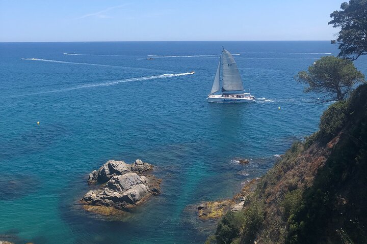 Catamaran ride -Costa Brava with barbecue and drinks. Familiar.