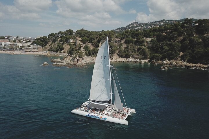 Catamaran ride -Costa Brava with barbecue and drinks. Familiar.