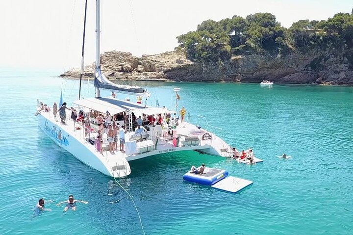 Catamaran ride -Costa Brava with barbecue and drinks. Familiar.