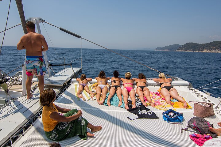 Catamaran ride -Costa Brava with barbecue and drinks. Familiar.